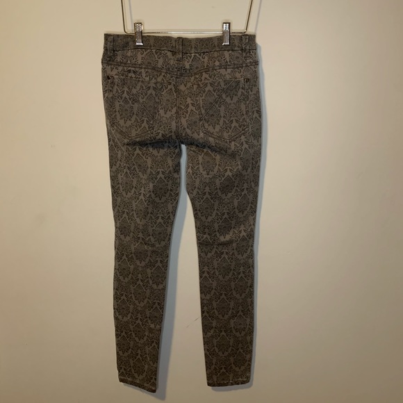 5/$25 - Forever 21 patterned jeans size 27 - Picture 4 of 4